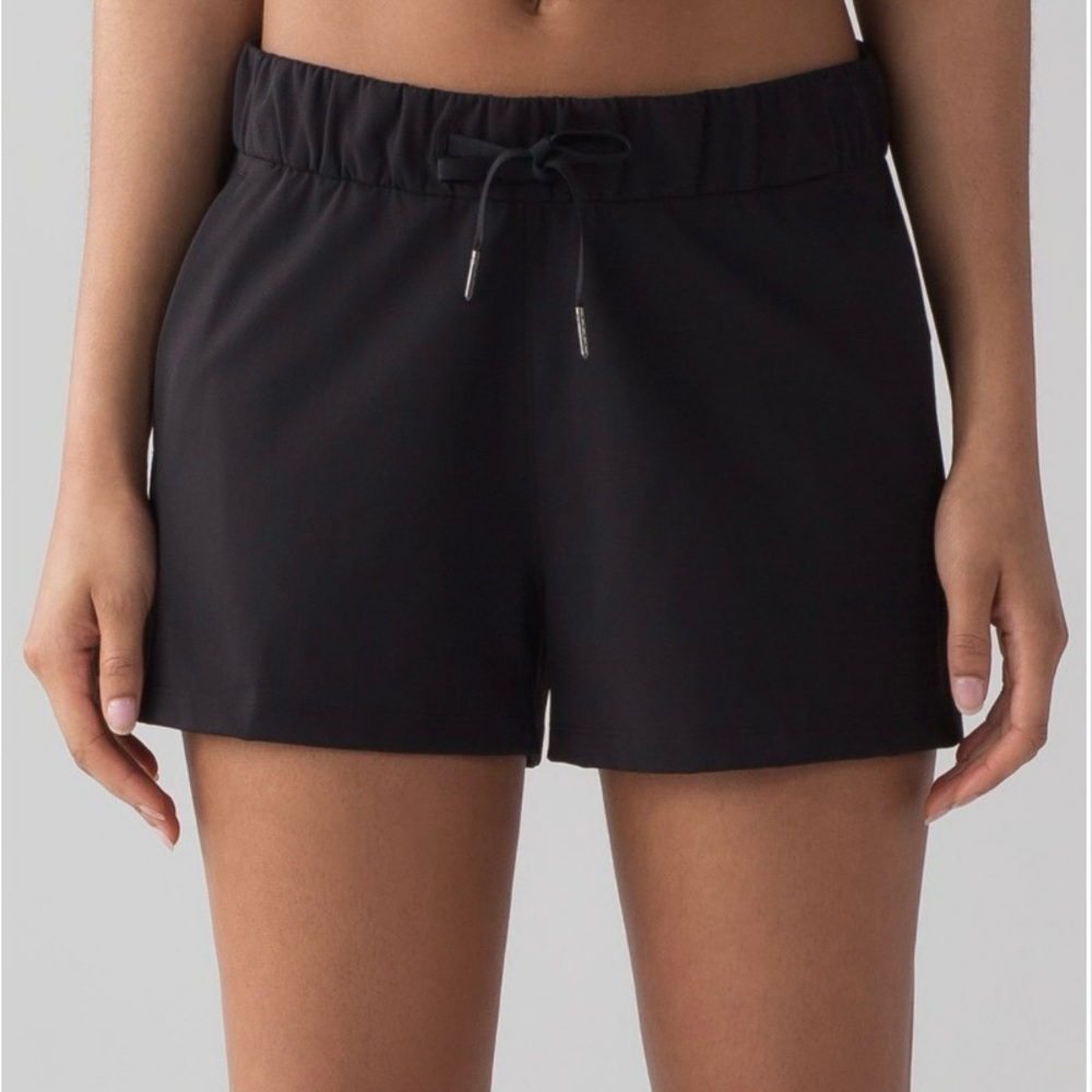 EUC Lululemon On the Fly shorts 2.5”, size 4 in black